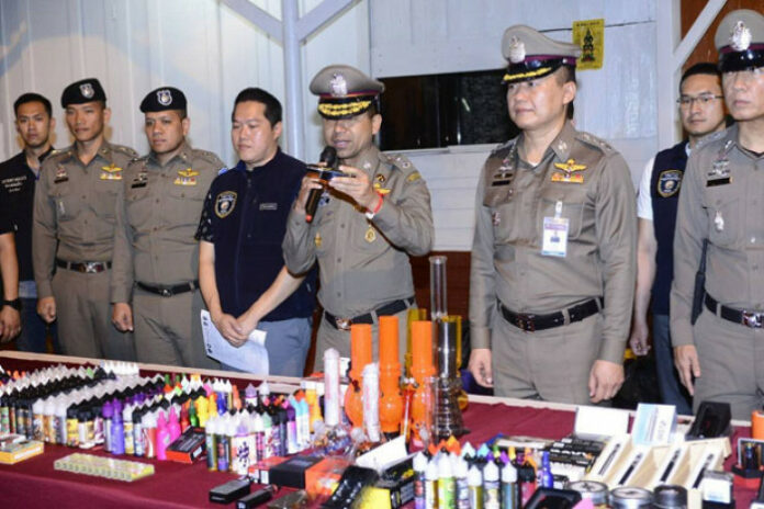 O oficial de policía de Tailandia reprime o vapeo